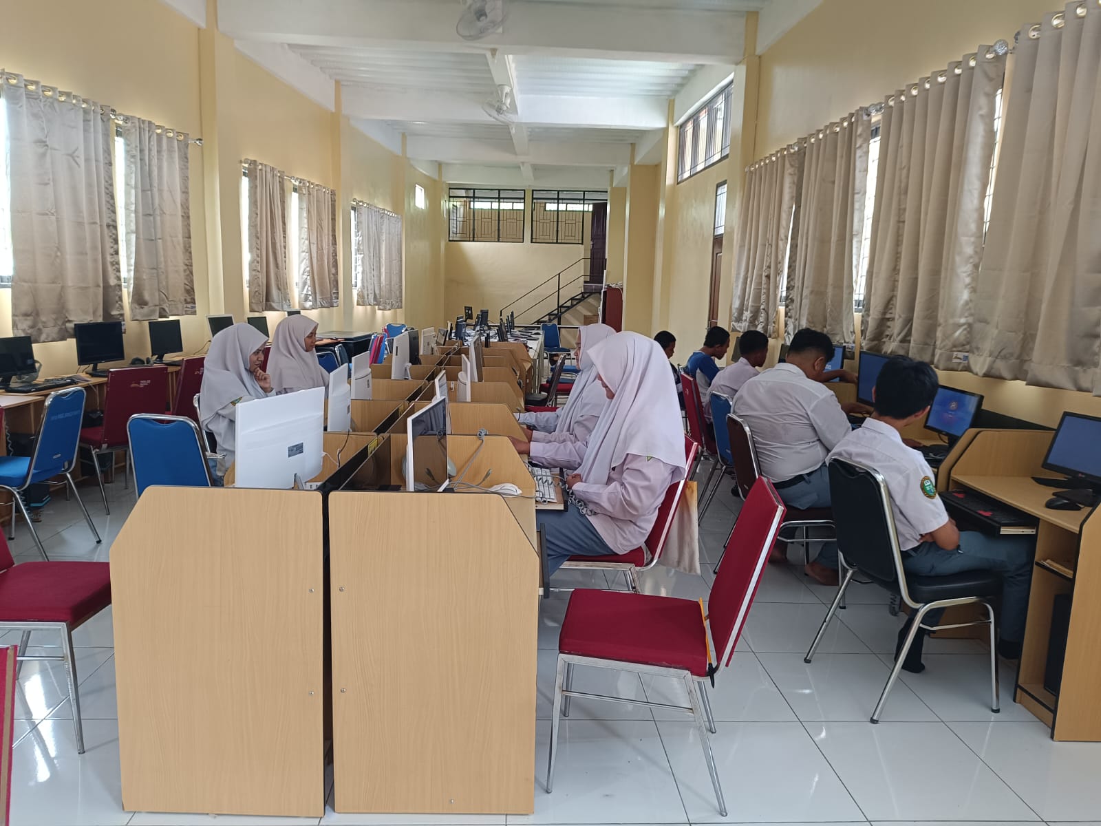 Santri MTs dan MA Al Muttaqin Ikuti Survei Nasional SAHABAT KBC Batch 1 di Laboratorium Komputer