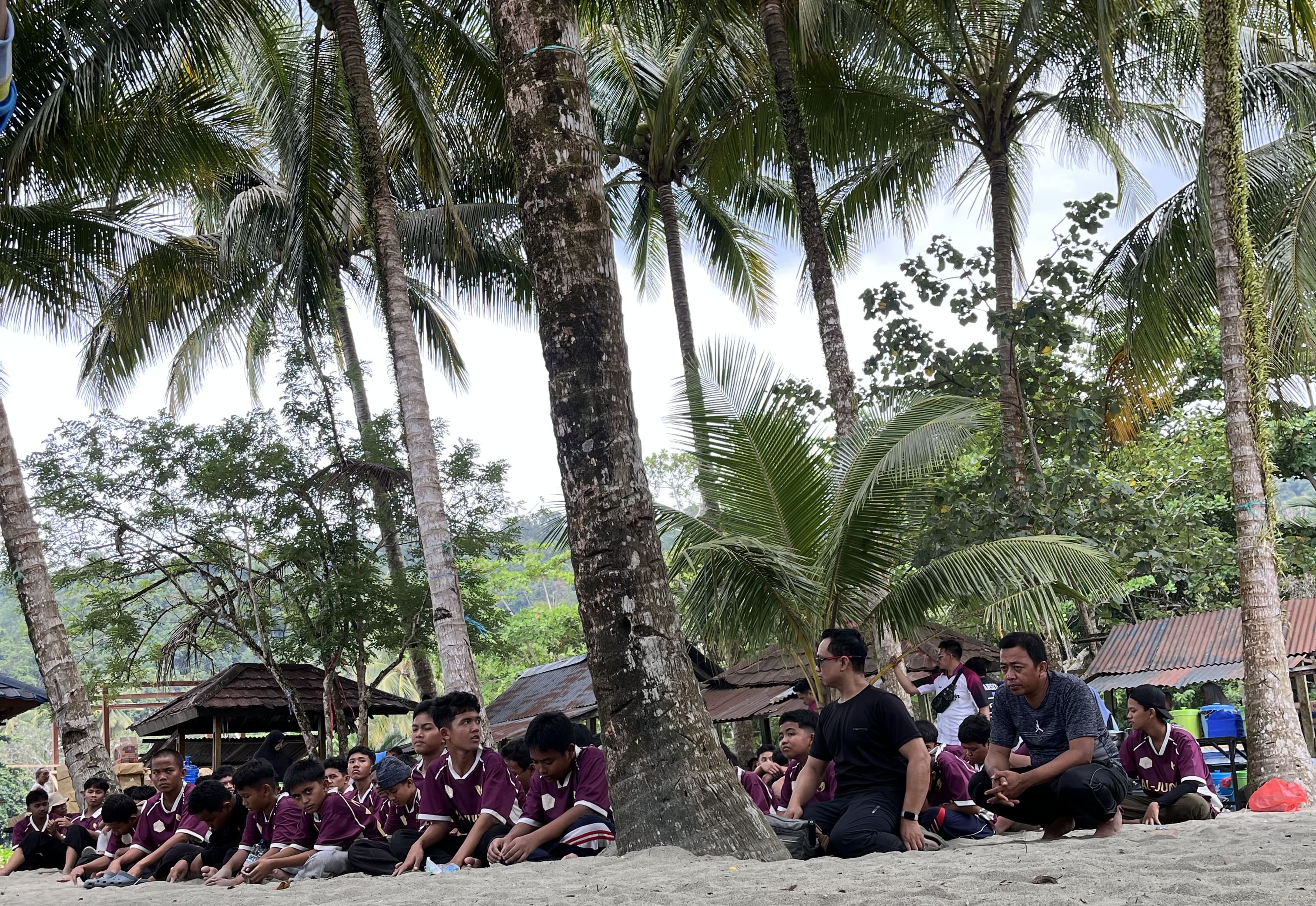 Perkuat Ukhuwah dan Tadabur Alam, Santri Pondok Modern Al-Muttaqin Gelar Rihlah ke Pantai Amai